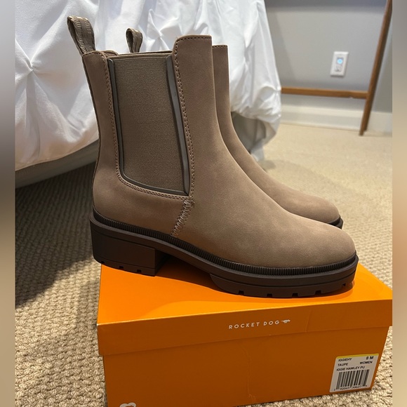 New Rocket Dog Iggie Taupe Chelsea Boot - Picture 1 of 5